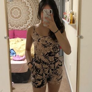 XS pretty flowery romper